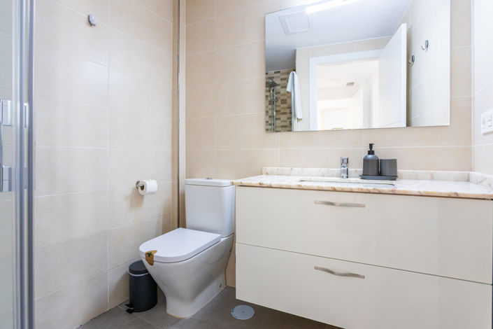 Image No.18-17 Bed Property for sale