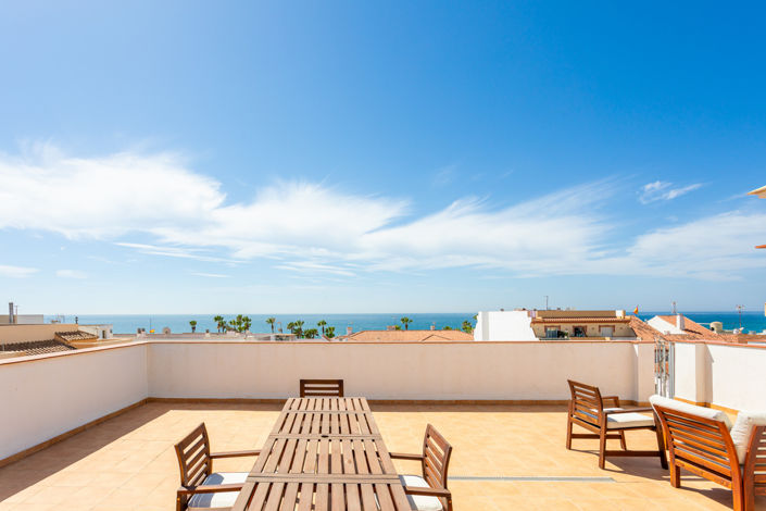 Image No.2-17 Bed Property for sale