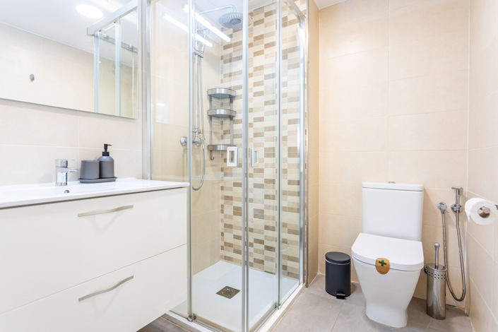 Image No.20-17 Bed Property for sale