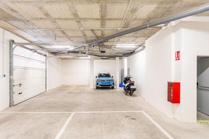 Image No.28-17 Bed Property for sale