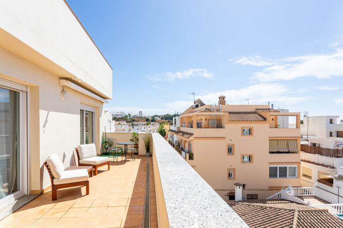 Image No.31-17 Bed Property for sale