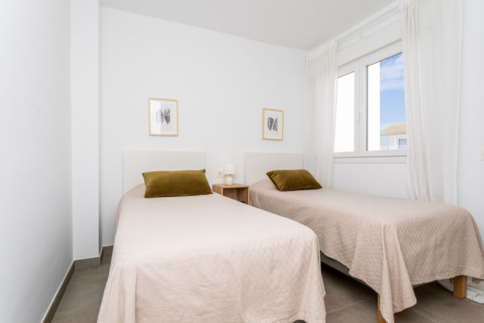 Image No.32-17 Bed Property for sale