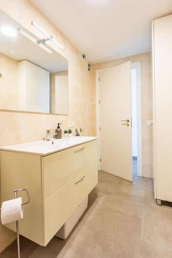 Image No.33-17 Bed Property for sale