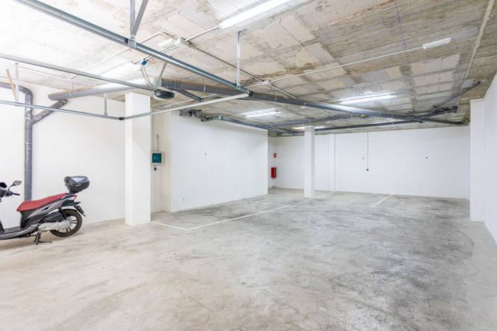 Image No.38-17 Bed Property for sale