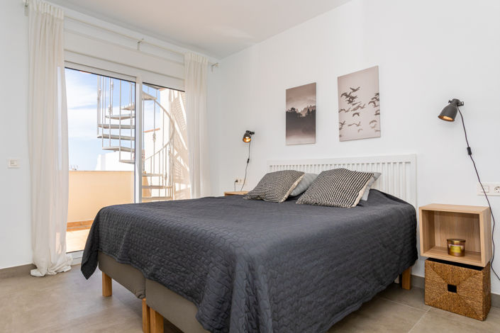 Image No.4-17 Bed Property for sale