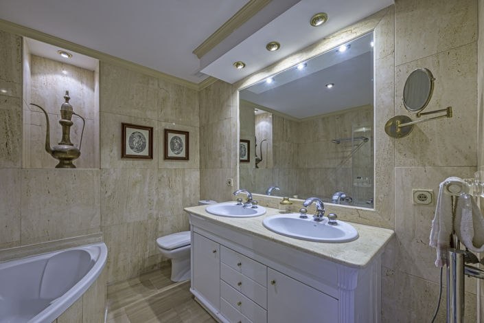 Image No.16-4 Bed Property for sale