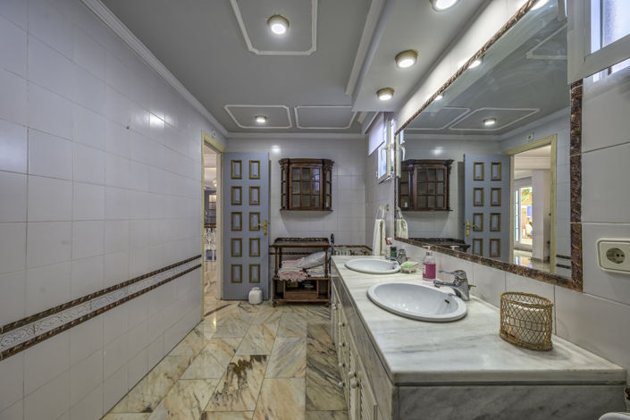 Image No.36-4 Bed Property for sale