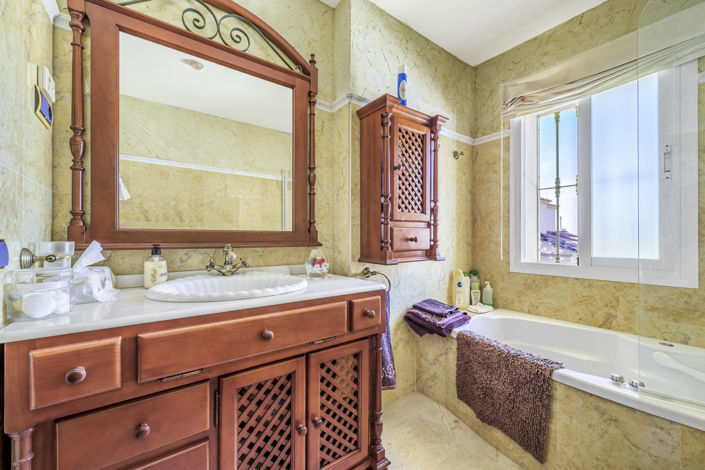 Image No.8-7 Bed Villa for sale