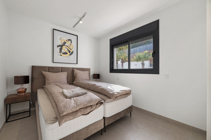 Image No.12-3 Bed Property for sale