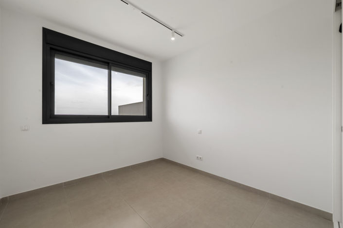 Image No.15-3 Bed Property for sale