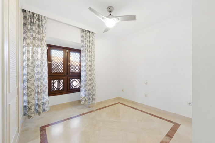 Image No.10-3 Bed House for sale