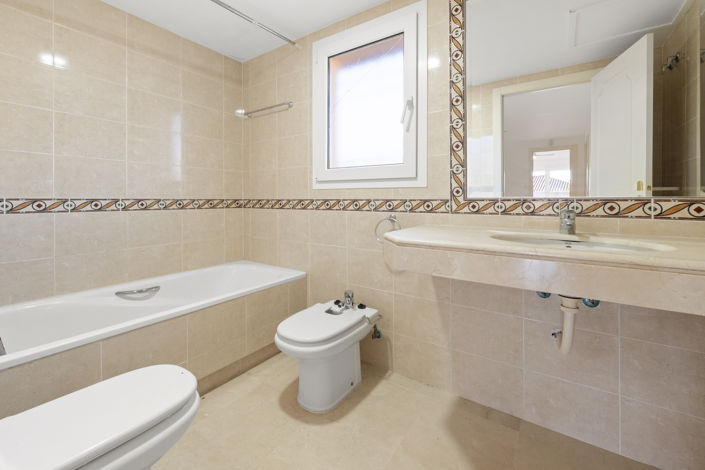 Image No.12-3 Bed House for sale