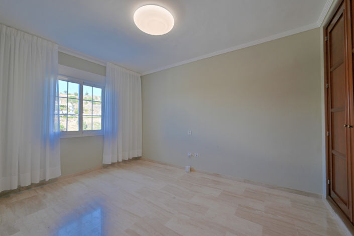 Image No.14-4 Bed Townhouse for sale