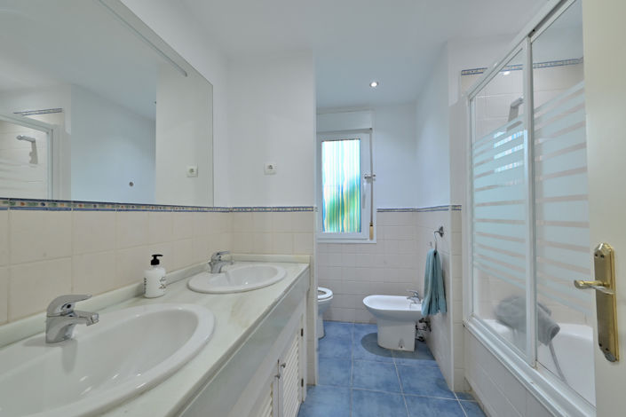 Image No.17-3 Bed Property for sale