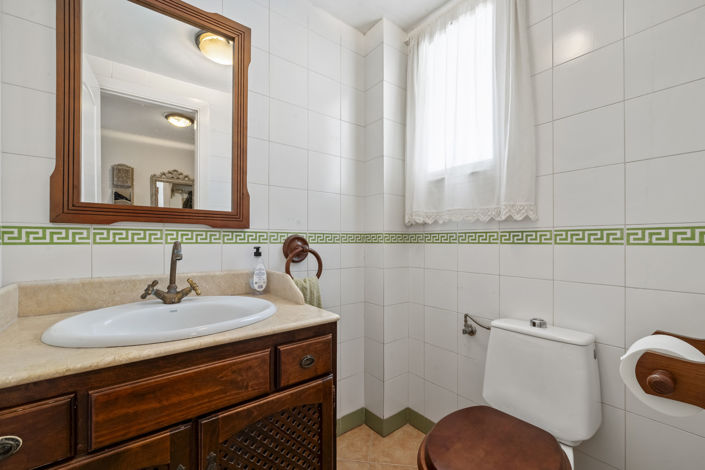 Image No.16-5 Bed Townhouse for sale