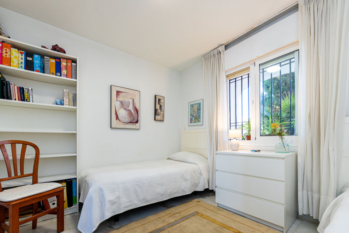 Image No.10-2 Bed Property for sale