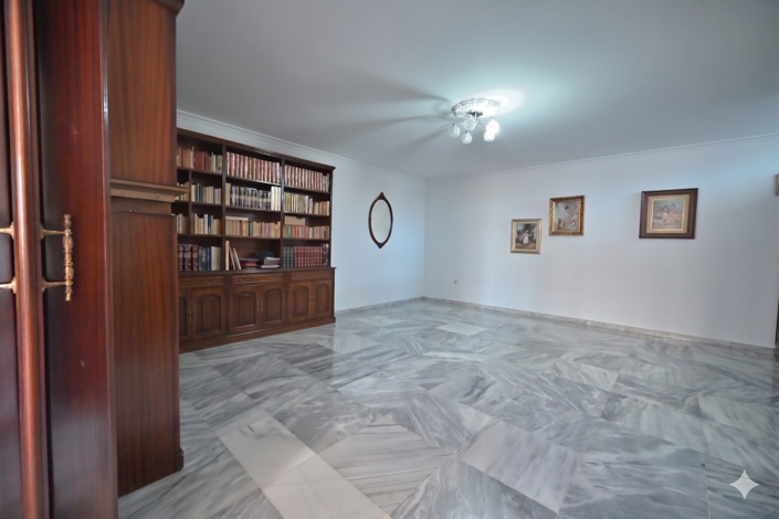 Image No.15-5 Bed House for sale