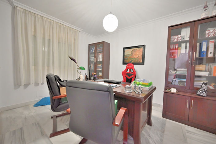 Image No.17-5 Bed House for sale