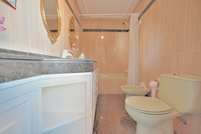Image No.18-5 Bed House for sale