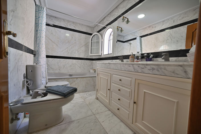 Image No.2-5 Bed House for sale