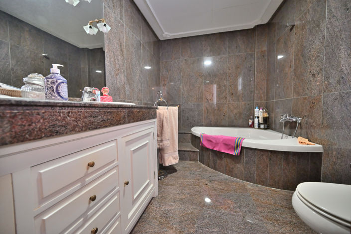 Image No.6-5 Bed House for sale
