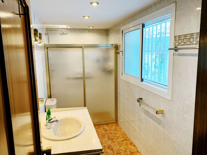 Image No.16-4 Bed House for sale