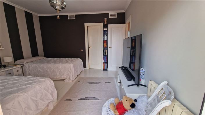 Image No.45-5 Bed Property for sale