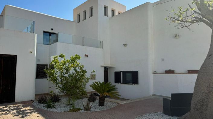 Image No.11-6 Bed Property for sale