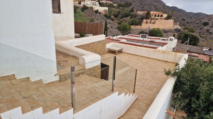 Image No.12-6 Bed Property for sale