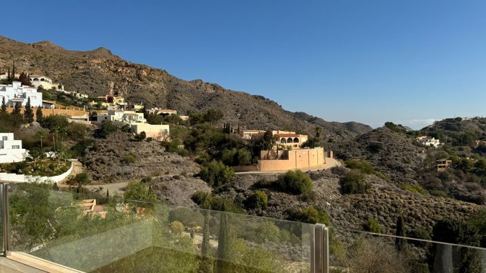 Image No.15-6 Bed Property for sale