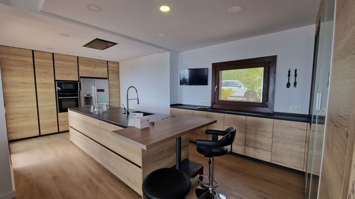 Image No.17-6 Bed Property for sale