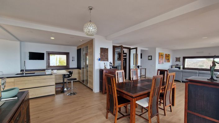 Image No.18-6 Bed Property for sale