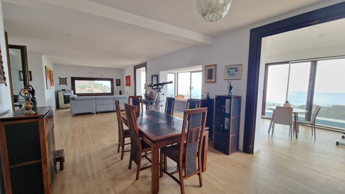 Image No.20-6 Bed Property for sale