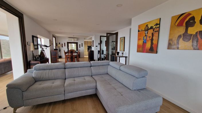 Image No.21-6 Bed Property for sale