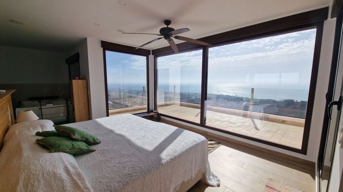 Image No.42-6 Bed Property for sale