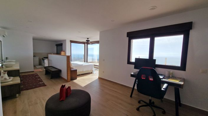 Image No.44-6 Bed Property for sale