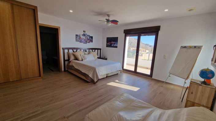 Image No.50-6 Bed Property for sale