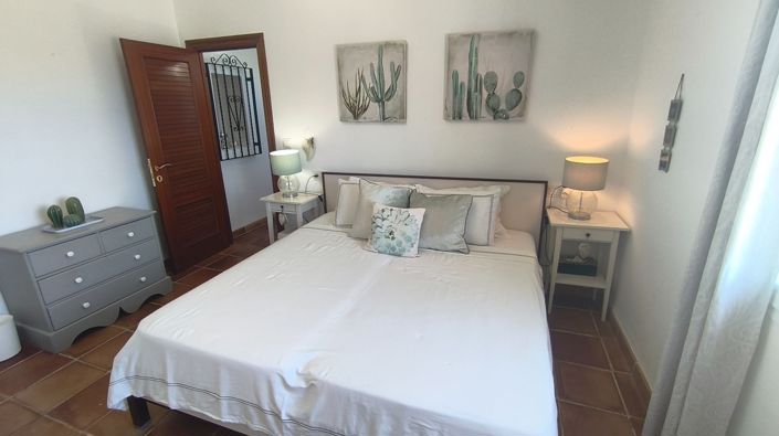 Image No.28-4 Bed Property for sale