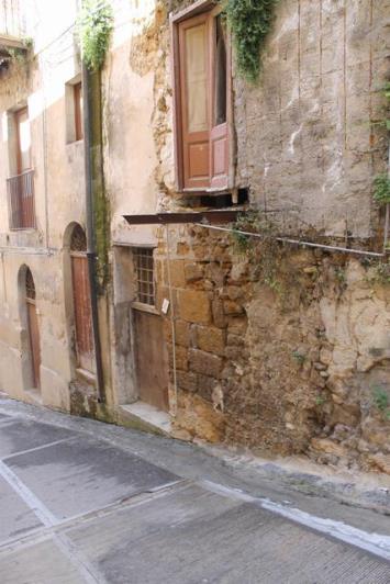 Image No.21-2 Bed Townhouse for sale