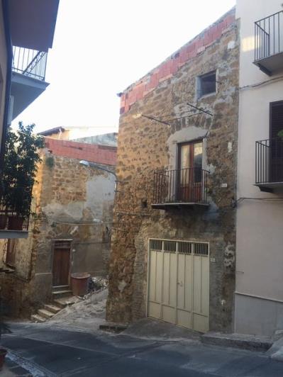 Image No.1-1 Bed Townhouse for sale