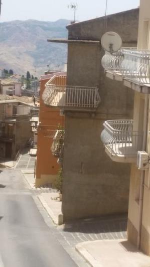 Image No.18-2 Bed Townhouse for sale