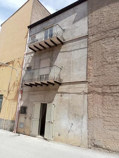 Image No.18-3 Bed Townhouse for sale