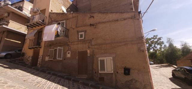 Image No.20-2 Bed Townhouse for sale