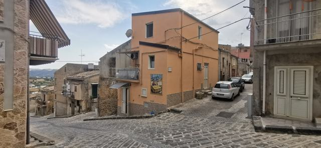 Image No.2-2 Bed Townhouse for sale