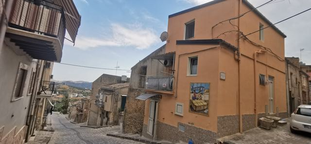 Image No.5-2 Bed Townhouse for sale