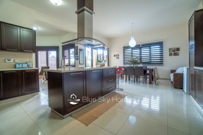 Detached Villa For Sale  in  Pyrgos