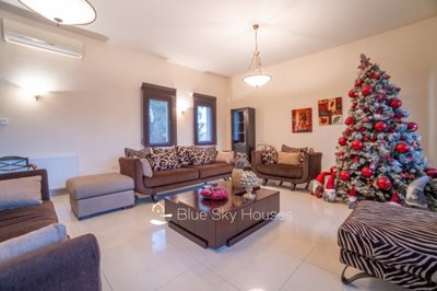 Detached Villa For Sale  in  Pyrgos