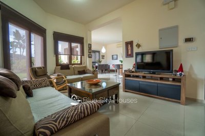 Detached Villa For Sale  in  Pyrgos