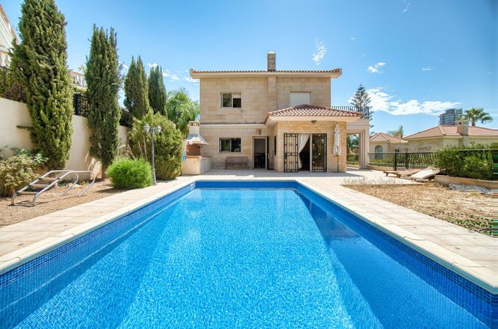Image No.1-Villa de 4 chambres à vendre à Agios Tychonas