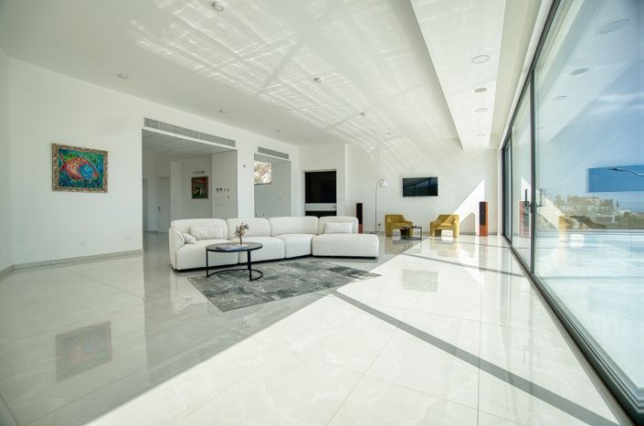 Image No.2-8 Bed Villa for sale